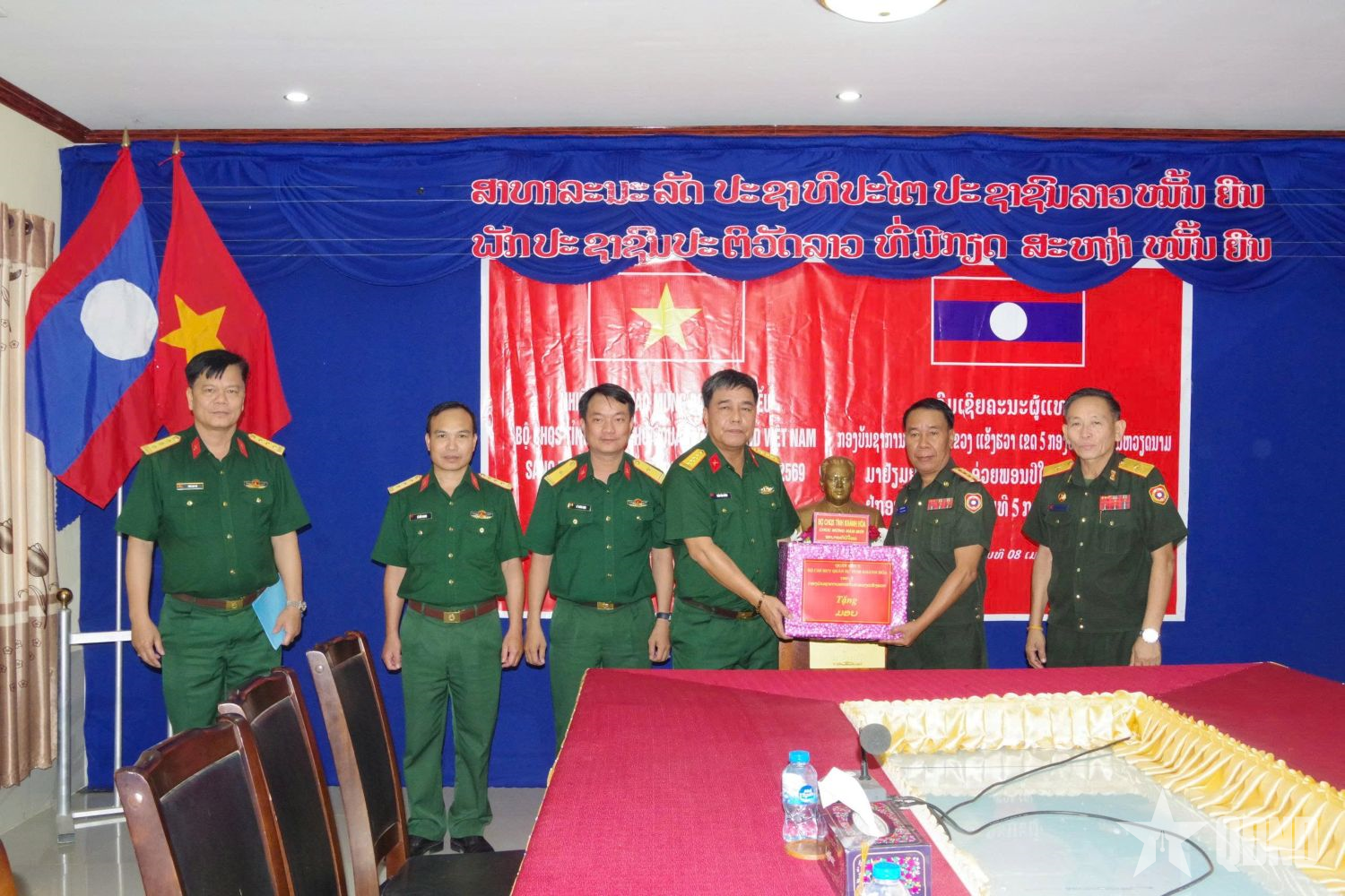 Bộ CHQS tỉnh Khánh Hòa chúc Tết cổ truyền tại Lào